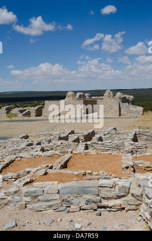 La Mission San Buenaventura et ses kivas se tenir sur une colline dans le Gran Quivira ruines dans le centre du Nouveau-Mexique. Banque D'Images