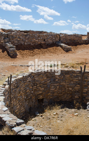 La Mission San Buenaventura et ses kivas se tenir sur une colline dans le Gran Quivira ruines dans le centre du Nouveau-Mexique. Banque D'Images