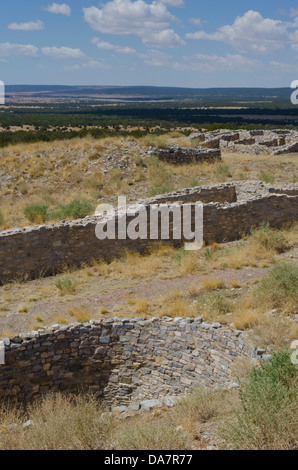 La Mission San Buenaventura et ses kivas se tenir sur une colline dans le Gran Quivira ruines dans le centre du Nouveau-Mexique. Banque D'Images