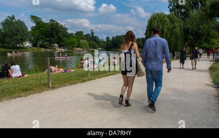 Paris, France, couples adolescents se promonant dans le parc public, 'Bois de Vincennes', jour d'été, à pied près du lac, été, relation adolescents Banque D'Images