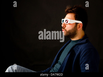 Portrait d'un jeune homme portant des lunettes 3D Banque D'Images