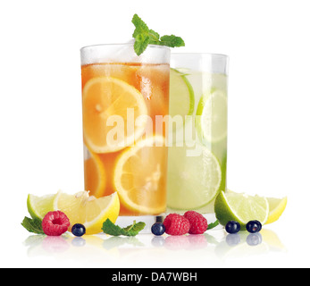 Boire avec du citron, de lime et de menthe sur fond blanc Banque D'Images