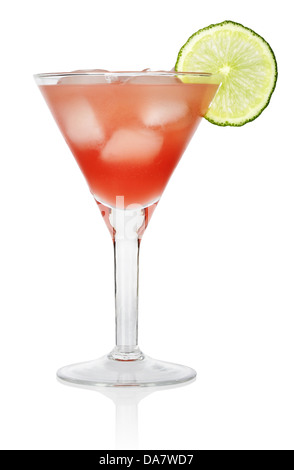 Cocktail Cosmopolitan rouge avec une tranche d'une lime, isolé sur fond blanc Banque D'Images