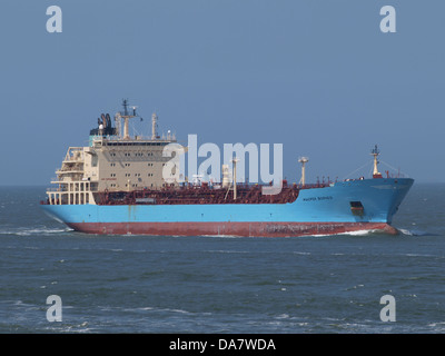 Le *Maersk Borneo* (IMO 9341445) est un porte-conteneurs immatriculé au nom du groupe A.P. Moller-Maersk. Ce navire est utilisé dans le transport mondial de conteneurs, fournissant des services d'expédition vitaux sur les routes commerciales internationales. Banque D'Images