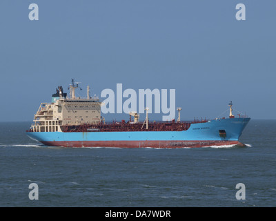 Le Maersk Borneo est un porte-conteneurs portant le numéro IMO 9341445, connu pour son rôle opérationnel dans la logistique mondiale. Il fait partie de la flotte de Maersk Line, l'une des plus grandes entreprises de transport maritime par conteneurs au monde. Le navire joue un rôle crucial dans le transport de marchandises à travers les eaux internationales, fournissant des services de transport maritime fiables. Banque D'Images