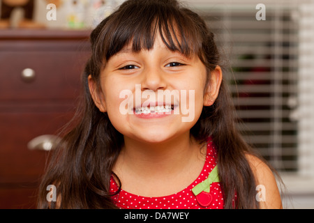 Jolie petite fille qui est excitée à l'idée de perdre sa première dent Banque D'Images