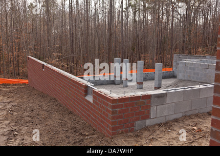 Nouvelle maison en construction avec vide sanitaire, murs de brique jusqu Banque D'Images