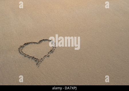 Amour coeur dessiné dans le sable d'une plage Banque D'Images