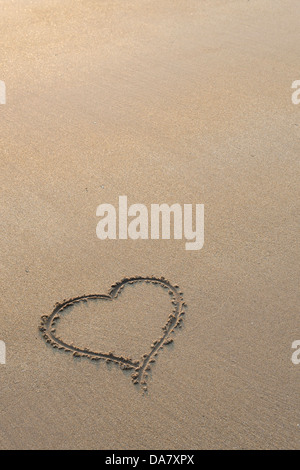 Amour coeur dessiné dans le sable d'une plage Banque D'Images