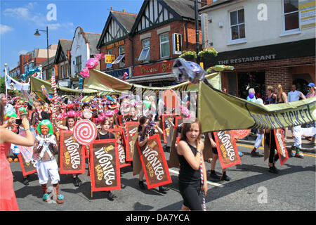 Willy Wonka et l'usine de chocolat, 'Musicals' Grande Procession à thème, Flotte & District Carnival, le 6 juin 2013. Fleet, Hampshire, Angleterre, Grande-Bretagne, Royaume-Uni, UK, Europe Banque D'Images