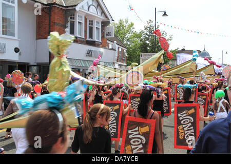 Willy Wonka et l'usine de chocolat, 'Musicals' Grande Procession à thème, Flotte & District Carnival, le 6 juin 2013. Fleet, Hampshire, Angleterre, Grande-Bretagne, Royaume-Uni, UK, Europe Banque D'Images