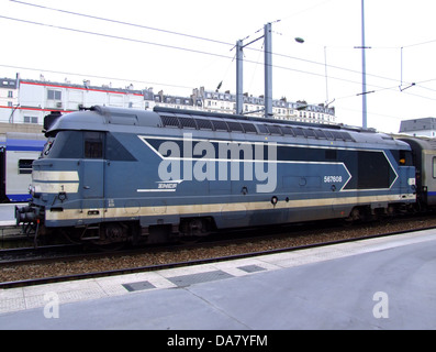La SNCF 567608 est un train de marchandises français opérant sous la Société nationale des chemins de fer Français (SNCF). Cette locomotive fait partie du réseau de fret qui transporte des marchandises à travers la France, contribuant ainsi à l’infrastructure logistique et de transport du pays. Banque D'Images