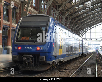 SNCF 568B TER est un train de la région Nord-pas-de-Calais, opérant à la gare Lille. Ce modèle représente l'ère moderne du transport ferroviaire régional français et les avancées technologiques dans les infrastructures ferroviaires. Banque D'Images