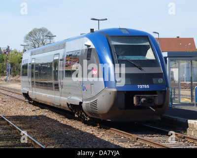 La SNCF 73785 ter Limousin est un train régional français opérant dans la région Limousin. Il offre un service à travers des paysages ruraux pittoresques, fournissant un transport efficace pour les passagers voyageant entre les villes et les villes. Banque D'Images