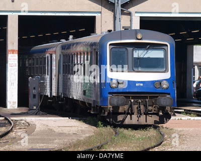 SNCF 8778, un train du système ferroviaire national français, est vu à la gare de Dijon en France. L’image capture un moment de voyage en train à travers cette ville historique, reflétant l’efficacité et la modernité du réseau ferroviaire français. Banque D'Images