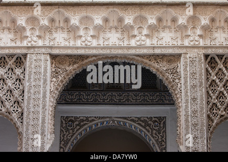Arche dans la cour des poupées (Patio de las Munecas) dans le Palais Royal (Real Alcazar) de Séville, Andalousie, Espagne. Banque D'Images