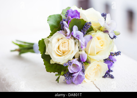 Bouquet de mariage avec des roses jaunes et de fleurs de lavande Banque D'Images