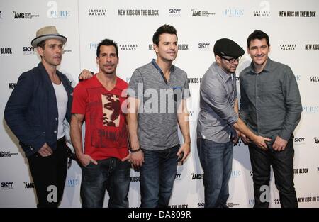 Las Vegas, NV. 06 juillet 2013. Joey MCINTYRE, Danny Wood, Jordan Knight, Donnie Wahlberg, Jonathan Knight, de nouveaux enfants sur le bloc à l'arrivées de New Kids on The Block (NKOTB) à l'hôte, Pure Nightclub pure du Caesars Palace, Las Vegas, NV, le 6 juillet 2013. Credit : James Atoa/Everett Collection/Alamy Live News Banque D'Images