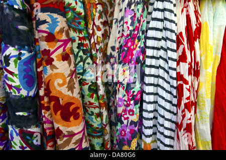 Affichage des foulards multicolores close-up. Banque D'Images