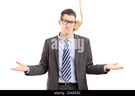 Jeune homme en costume avec une corde autour du cou gesturing Banque D'Images