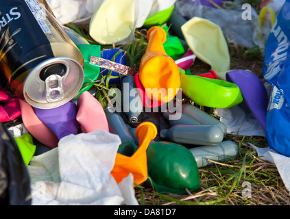 Les cartouches sont vendues à la restauration pour faire de la crème chantilly mais récréative inhalé par ballons gonflés. Banque D'Images