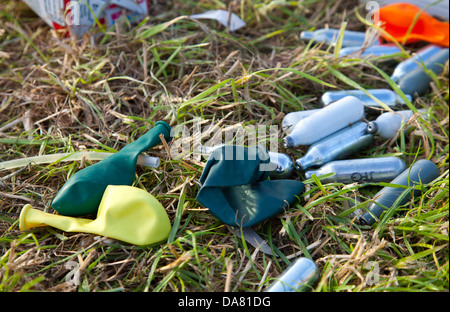 Les cartouches sont vendues à la restauration pour faire de la crème chantilly mais récréative inhalé par ballons gonflés. Banque D'Images