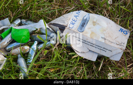 Les cartouches sont vendues à la restauration pour faire de la crème chantilly mais récréative inhalé par ballons gonflés. Banque D'Images