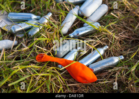 Les cartouches sont vendues à la restauration pour faire de la crème chantilly mais récréative inhalé par ballons gonflés. Banque D'Images