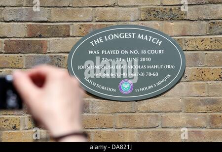 Londres, Grande-Bretagne. Le 06 juillet, 2013. Une plaque rappelle la correspondance la plus longue durant les championnats de Wimbledon à l'All England Lawn Tennis Club, à Londres, Angleterre, 06 juillet 2013. Photo : Friso Gentsch/dpa/Alamy Live News Banque D'Images