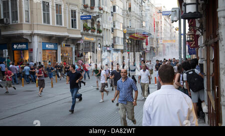 Istanbul, Turquie -- les civils, les protestataires, exécuté à partir de gaz lacrymogènes et de canons à eau haute pression tandis que la police agit sans discernement, d'essayer d'empêcher les gens d'entrer dans la place, et l'arrestation de nombreux, au hasard. Juillet, 07, 2013. Photo par Bikem Ekberzade Banque D'Images