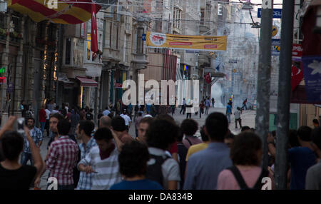 Istanbul, Turquie -- les civils, les protestataires, exécuté à partir de gaz lacrymogènes et de canons à eau haute pression tandis que la police agit sans discernement, d'essayer d'empêcher les gens d'entrer dans la place, et l'arrestation de nombreux, au hasard. Néanmoins, la foule ne cesse de revenir. Juillet, 07, 2013. Photo par Bikem Ekberzade Banque D'Images