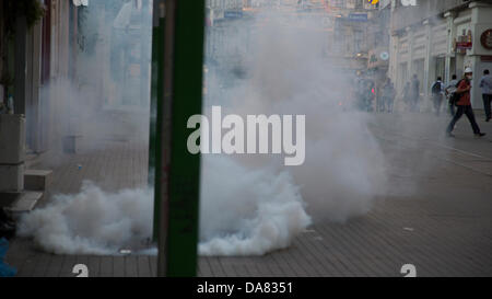 Istanbul, Turquie -- les civils, les protestataires, exécuté à partir de gaz lacrymogènes et de canons à eau haute pression tandis que la police agit sans discernement, d'essayer d'empêcher les gens d'entrer dans la place, et l'arrestation de nombreux, au hasard. Néanmoins, la foule ne cesse de revenir. Juillet, 07, 2013. Photo par Bikem Ekberzade Banque D'Images