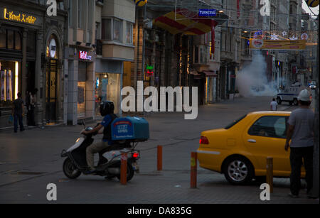 Istanbul, Turquie --, les manifestants civils, sont effectuées à partir de gaz lacrymogènes et de canons à eau haute pression tandis que la police agit sans discernement, d'essayer d'empêcher les gens d'entrer dans la place, et l'arrestation de nombreux, au hasard. Néanmoins, la foule ne cesse de revenir. Juillet, 07, 2013. Photo par Bikem Ekberzade Banque D'Images