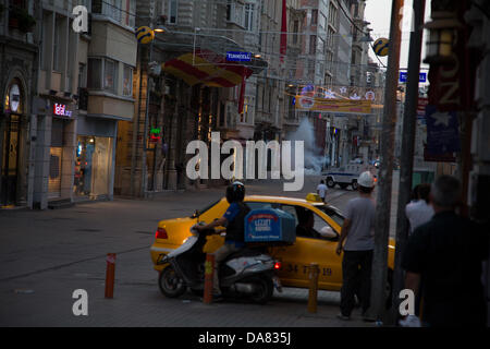 Istanbul, Turquie --, les manifestants civils, sont effectuées à partir de gaz lacrymogènes et de canons à eau haute pression tandis que la police agit sans discernement, d'essayer d'empêcher les gens d'entrer dans la place, et l'arrestation de nombreux, au hasard. Néanmoins, la foule ne cesse de revenir. Juillet, 07, 2013. Photo par Bikem Ekberzade Banque D'Images