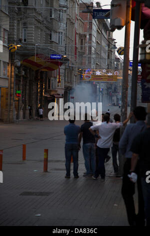 Istanbul, Turquie --, les manifestants civils, sont effectuées à partir de gaz lacrymogènes et de canons à eau haute pression tandis que la police agit sans discernement, d'essayer d'empêcher les gens d'entrer dans la place, et l'arrestation de nombreux, au hasard. Néanmoins, la foule ne cesse de revenir. Juillet, 07, 2013. Photo par Bikem Ekberzade Banque D'Images