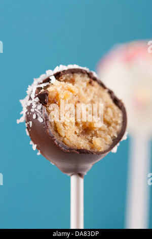 Mordu coconut topping au chocolat pop sur fond bleu Banque D'Images