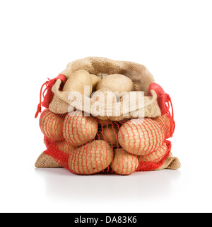 Les pommes de terre crues en sac de jute rouge sur fond blanc Banque D'Images