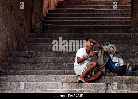 Homme d'être rasé sur les ghats. Varanasi, Benares, Uttar Pradesh, Inde Banque D'Images