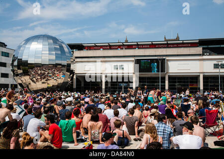 Bristol, Royaume-Uni. 07Th Juillet, 2013. Fans affluent à la place du Millénaire pour regarder la finale hommes de Wimbledon, qu'Andy Murray tente de battre la Serbie de Novak Djokovic pour devenir le premier Britannique en 77 ans à remporter le titre Crédit : Rob Hawkins/Alamy Live News Banque D'Images