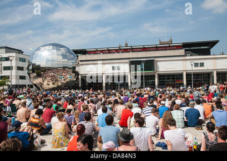 Bristol, Royaume-Uni. 07Th Juillet, 2013. Fans affluent à la place du Millénaire pour regarder la finale hommes de Wimbledon, qu'Andy Murray tente de battre la Serbie de Novak Djokovic pour devenir le premier Britannique en 77 ans à remporter le titre Crédit : Rob Hawkins/Alamy Live News Banque D'Images