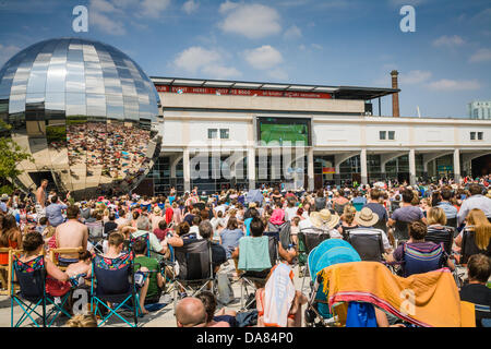 Bristol, Royaume-Uni. 07Th Juillet, 2013. Fans affluent à la place du Millénaire pour regarder la finale hommes de Wimbledon, qu'Andy Murray tente de battre la Serbie de Novak Djokovic pour devenir le premier Britannique en 77 ans à remporter le titre Crédit : Rob Hawkins/Alamy Live News Banque D'Images