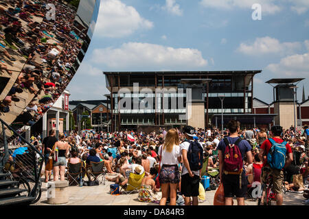 Bristol, Royaume-Uni. 07Th Juillet, 2013. Fans affluent à la place du Millénaire pour regarder la finale hommes de Wimbledon, qu'Andy Murray tente de battre la Serbie de Novak Djokovic pour devenir le premier Britannique en 77 ans à remporter le titre Crédit : Rob Hawkins/Alamy Live News Banque D'Images