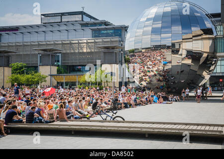 Bristol, Royaume-Uni. 07Th Juillet, 2013. Fans affluent à la place du Millénaire pour regarder la finale hommes de Wimbledon, qu'Andy Murray tente de battre la Serbie de Novak Djokovic pour devenir le premier Britannique en 77 ans à remporter le titre Crédit : Rob Hawkins/Alamy Live News Banque D'Images