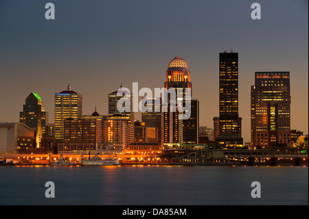 Vue de nuit de la ville de Louisville, Kentucky, États-Unis d'Amérique Banque D'Images