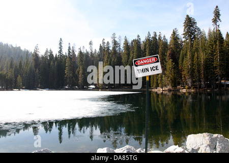 Danger de la glace mince signe sur un lac gelé à l'extérieur semi Montecito Sequoia Lodge, Sequoia National Park, Californie, USA. Banque D'Images