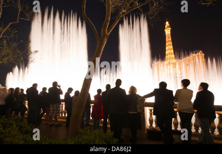 Les visiteurs regarder les grandes eaux musicales du Bellagio sur le Strip à Las Vegas, NV, USA, le 9 mars 2011. (Adrien Veczan) Banque D'Images