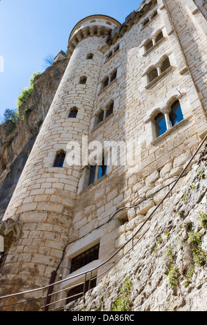 Vue de la basilique de St-Sauveur avec tourelle construit dans la falaise à Rocamadour, France Banque D'Images