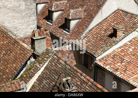 Tuile rouge et toits en pierre et cheminées à Rocamadour, France Banque D'Images