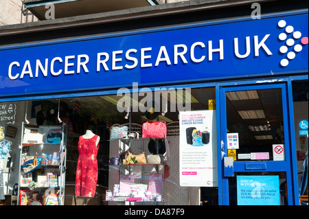 Cancer Research UK charity shop,UK. Banque D'Images