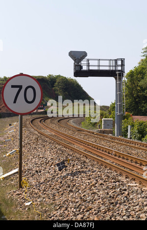 Limite de vitesse de 70 sur une ligne de chemin de fer en Angleterre avec voyants lumineux de contrôle en arrière-plan Banque D'Images